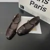 Versão em Couro Macio~Moda Minimalista para o Dia a Dia Sapato Mary Jane de Alça Única Feminino Retrô Britânico Artístico Versátil Sapato Baixo de Uma Sola.