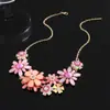 Collar colgante de flor acrílica con incrustaciones de diamantes estilo europeo y americano, cadena para la clavícula estilo corte vintage, joyería de nicho de diseño único al por mayor