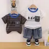 Conjunto de ropa de verano para niños 2026 nuevo elegante ropa de verano para bebé conjunto de dos piezas a rayas finas para lactantes y niños pequeños moderno