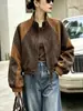 Chamarra de imitación de piel con bloques de color estilo coreano y cuello alto para mujer, nueva colección Otoño 2026, fresca y elegante, perfecta para figuras petite, un top súper moderno