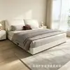Cama de arte en piel con cabecero grande estilo nube minimalista italiano, cama matrimonial con tapicería suave segmentada, tejido de piel tecnológica, cama de boda de lujo ligero para dormitorio principal