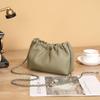 Camada Superior Couro de Vaca Nicho Versátil Bolsa Feminina Transversal de Ombro Único Bolsa Simples Fivela Magnética Bolsa Dumpling Corrente Bola Dourada Estilo Perfumado