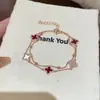 Pulsera de Trébol de Cuatro Hojas Rojo de Doble Capa con Pedrería para Mujer, Retro Francés Lujo Ligero Nicho Exquisita Joyería de Mano Accesorio de Gama Alta