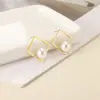 Brincos Redondos Assimétricos de Flor e Pérola Estilo Retro Ins Europeu e Americano Brincos Simples Elegantes Metálicos de Aço Inoxidável