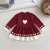 Vestido de tricô 100% algodão para bebê menina com jacquard de coração em cor contrastante, gola redonda canelada, mangas longas com babados e estilo princesa