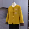 Nuevo Estilo Chino Abrigo Corto de Lana Rojo con Bordado Pesado para Madres, Cuello Redondo, Botón de Rana para Mujer, Abrigo de Lana Grueso de Doble Cara