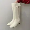 Hebilla de cinturón elegante 2026 nicho cuero suave punta cuadrada tacón de cuña retro cremallera alta botas de jinete moda