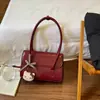 Este año, las bolsas grandes para axilas están de moda.. Aquí están los nuevos estilos de primavera/verano 2026: bolsos tote y bandoleras elegantes y a la moda con un aspecto de alta gama