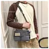 Nova Bolsa Envelope Esportiva Bata Tendência para Homens e Mulheres, Bolsa de Ombro Versátil, Bolsa para Celular Estilo Workwear, Bolsa Transversal Casual para Pesca