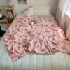 Manta Pequeña de Peluche de Fresa Estilo Coreano para Bebé Manta de Terciopelo Coral con Forro Polar Doble Cara Manta para Siesta Individual y Doble de Sofá Oficina