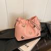 Bolsa Pequena Nova de Corrente de Verão Feminina 2024 Design de Nicho Bolsa Transversal Borboleta Bolsa de Ombro tipo Balde Pregueada com Cordão
