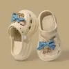 Sapatos de Buraco EVA Femininos 2025 Novo Verão Popular ao Ar Livre Sandálias Chinelos de Solado Grosso com Biqueira Fechada para Praia Esportes