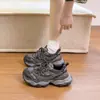 Novos tênis casuais de cadarço estilosos e versáteis de 2026, estilo europeu, populares tênis 'dad shoes' de sola grossa
