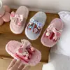 Lindas pantuflas de algodón esponjoso estilo caricatura para mujer, nuevo estilo 2026, súper suaves, de suela plana, alta calidad y con diseño antideslizante