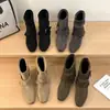 Botas cáqui Botas estilo Dr. Martens Botas curtas femininas sapatos de primavera e outono salto grosso camurça botas de cano médio novo estilo emagrecedor 2025 empilhadas