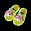 Pantuflas luminosas para niños niños y niñas uso interior y exterior lindos dibujos animados niños medianos y grandes bebé sandalias de casa verano