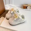 Zapatillas infantiles 2026 otoño nuevo para niñas suela blanda antideslizantes muñeca floral pequeña casuales color liso zapatillas para correr