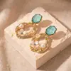 Moda retro francesa, relucientes y brillantes, aretes asimétricos, únicos y elegantes, con un aire de alta gama y sofisticación