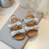 Sandálias Abertas com Laço Doce e Pérolas para Meninas 2026 Novo Estilo de Verão Sapatos Estilo Fada Princesa para Crianças Maiores