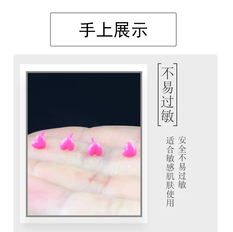 彩色爱心耳钉手上展示_01.jpg