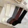 Han! O Caçador Usa Meias 3/4 com Bordas Expostas, Fazendo as Pernas Parecerem Muito Finas! As Pernas São Realmente Confortáveis e Emagrecem!