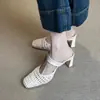 Primeiro Encontro: Sandálias fechadas estilo francês para mulheres, com salto grosso, design que aumenta a altura e um estilo de verão retrô com detalhes trançados