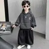 Conjunto de Roupa Outonal para Meninos 2026 Novo Estiloso Moletom com Capuz Listrado Infantil Conjunto Casual de Duas Peças para Meninos Tendência Primavera e Outono