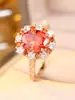 Anillo Ovalado Vintage Europeo y Americano con Piedra Principal Naranja-Rojo, Banda Fina Dorada con Diamantes Completos, Joyería Estilo Palacio