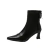 Nuevas botas de mujer de punta cruzada, estilo europeo y americano, botines versátiles de tacón fino, botines de tobillo ajustados de punta y tacón medio