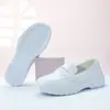 Los zapatos de enfermera Feiying de cuero de vaca de primera capa para mujer, aptos para todas las estaciones, cuentan con suelas transpirables y de alta elasticidad que son suaves y cómodas, lo que facilita estar de pie durante largos períodos sin fatiga.