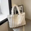 Bolso Vertical de Felpa con Rayas Elegantes de Gran Capacidad 2025 Moda Casual Nuevo Color Sólido Elegante Bolso Tote para Mujer