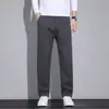 Nova coleção de outono de calças casuais cinzas de alta qualidade, resistentes a rugas, para homens, versáteis e estilosas, calças cropped de corte reto.