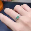 Anillo de esmeralda natural alta claridad lleno de fuego color piedra principal tamaño aproximado 4*6mm plata de ley 925 incrustación de precisión
