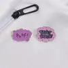 Insignia de Metal Creativa de Monstruo Rosa en Forma de Nube Papá y Mamá Accesorios Casuales Creativos de Dibujos Animados con Letras en Inglés Broche