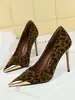 Tacones altos de leopardo, sexys, de punta fina para mujer, elegantes y cómodos, con tacón fino, adecuados para primavera y otoño, y con diseño de punta poco profunda.