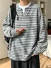 Camiseta de manga larga a rayas para hombre con diseño de dos piezas falso, cuello en V, estilo Henley, corte relajado, perfecta para usar debajo de sudaderas con capucha, colección de otoño