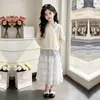 Nuevo Conjunto de Dos Piezas 2026: Sudadera de Patchwork a Rayas y Falda Dulce de Encaje de Longitud Media para Niñas