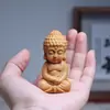 Em Estoque Artesanal Ciclute de Cipreste Esculpido Finamente Versão Q Bebê Buda Estilo Zen Ornamento Portátil, Adequado para Áreas Turísticas e Barracas de Rua