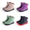 Botas de chuva da moda de cano baixo para mulheres, sapatos casuais de borracha impermeáveis para adultos, sapatos curtos antiderrapantes para cozinha, sapatos de água para trabalho de verão em lavagem de carro para mulheres