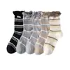 Calcetines Rayados de Bloques de Color Sin Costuras con Puño Doble Estilo Miu Etiqueta de Letra de Moda con Puño de Burbuja de Malla Calcetines de Caña Media