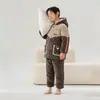 Conjunto de Inverno Acolchoado de Três Camadas em Fleece Coral Espesso Quente Roupas de Casa com Capuz para Meninos (Siga)