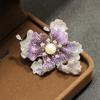 Broche tridimensional con microincrustaciones de circonitas, elegante y atmosférico, con perlas naturales de agua dulce, de cuatro colores.