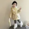 Chaqueta de plumón popular de longitud media para niña 2026 Nueva de invierno engrosada cálida de plumón de pato blanco elegante abrigo para bebé niña