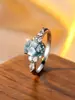 Anillo de Plata de Ley S925 con Ágata Verde Ovalada de la Suerte Bordeado con Tres Diamantes Blancos Estilo Ins Moda Popular Anillo Literario