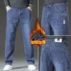 Jeans masculino de alta qualidade italiano, azul-preto, forrado com fleece, estilo outono e inverno, adequado para pais de meia-idade, elástico, folgado, calça longa de corte reto