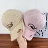 Boné de Baseball Feminino Outono e Inverno Versão Coreana Novo Espessado Quente Lã de Cordeiro com Bordado de Letras, Boné de Bico de Pato Tendência Emagrecimento Facial