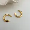 Pendientes Pequeños en Forma de C Estilo Europeo y Americano de Lujo Ligero Artesanía Pesada de Qingdao Exquisitos Versátiles Pendientes de Aro de Lujo Ligero Aguja de Plata 925 para Mujer