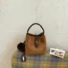 Bolsa de Mão Suede Estilo Coreano Retro Fivela de Fechamento Moderna Versátil Simples Bolsa de Ombro Casual Nicho Comute Bolsa Saco