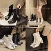 Botas de tornozelo emagrecedoras com saltos grossos, adornos de strass, versáteis e estilosas, design retrô de bico quadrado, botas de corte justo para mulheres, disponíveis em preto e branco, saltos quadrados, sapatos únicos
