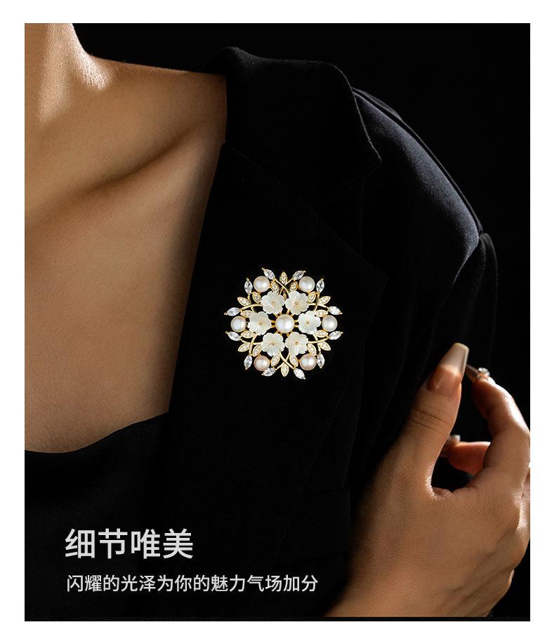 时尚高级感淡水珍珠花朵胸针小众奢华大气天然贝壳花